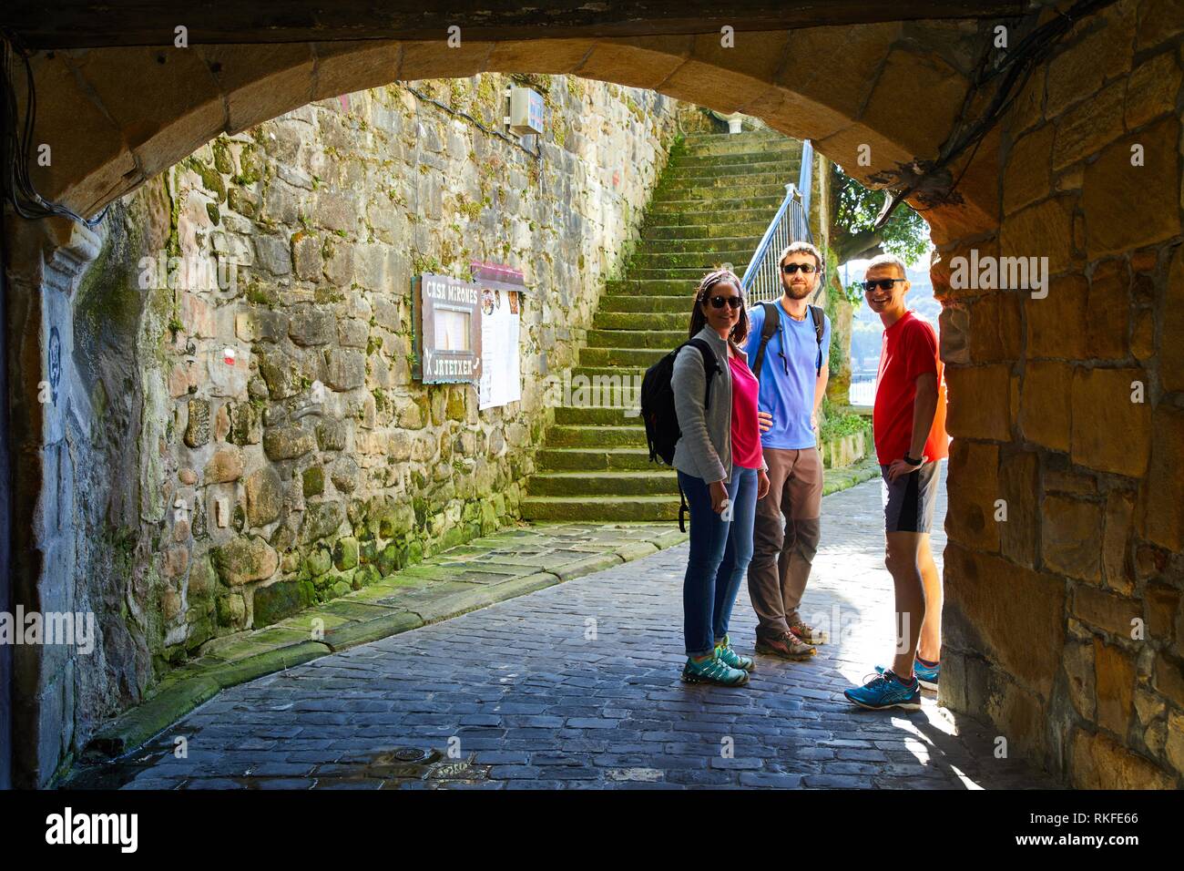 Guida e gruppo di turisti che visitano la città, Pasai Donibane, Pasajes de San Juan, Gipuzkoa, Paesi Baschi, Spagna, Europa Foto Stock