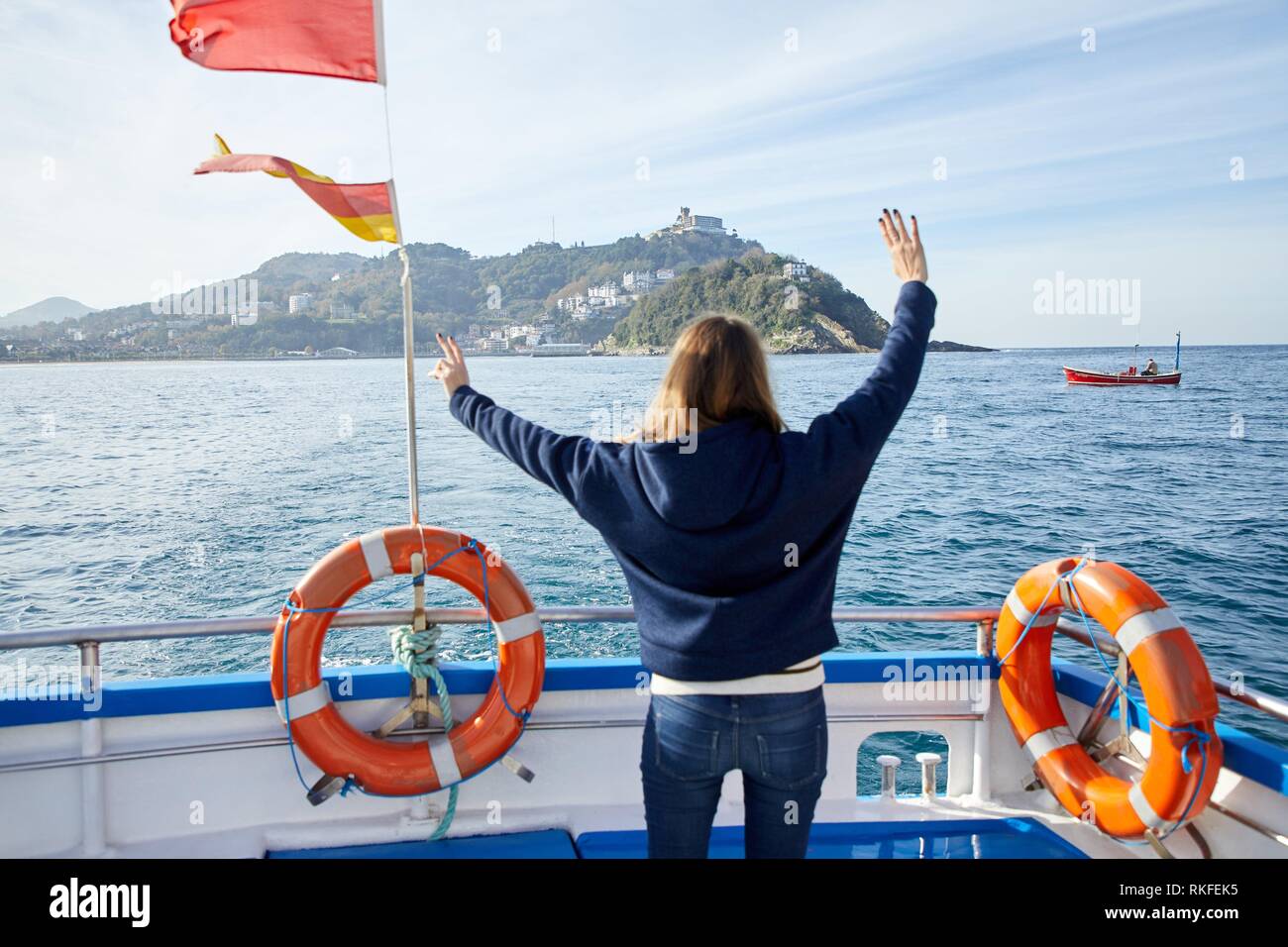 Donna adulta su un viaggio in barca a Santa Clara Isola, Donostia, San Sebastian, Gipuzkoa, Paesi Baschi, Spagna, Europa Foto Stock