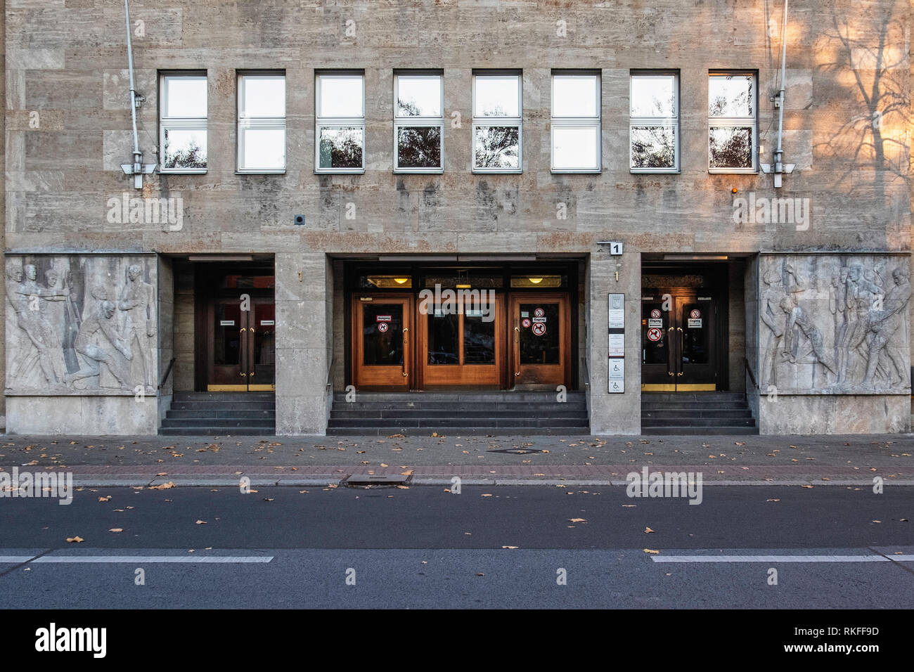 Berlin-Wilmersdorf, Fehrbelliner Platz 1. L amministrazione statale ufficio di Berlino. Nazi-era l edificio dell'architetto Philipp Schaefer per Karstadt Foto Stock