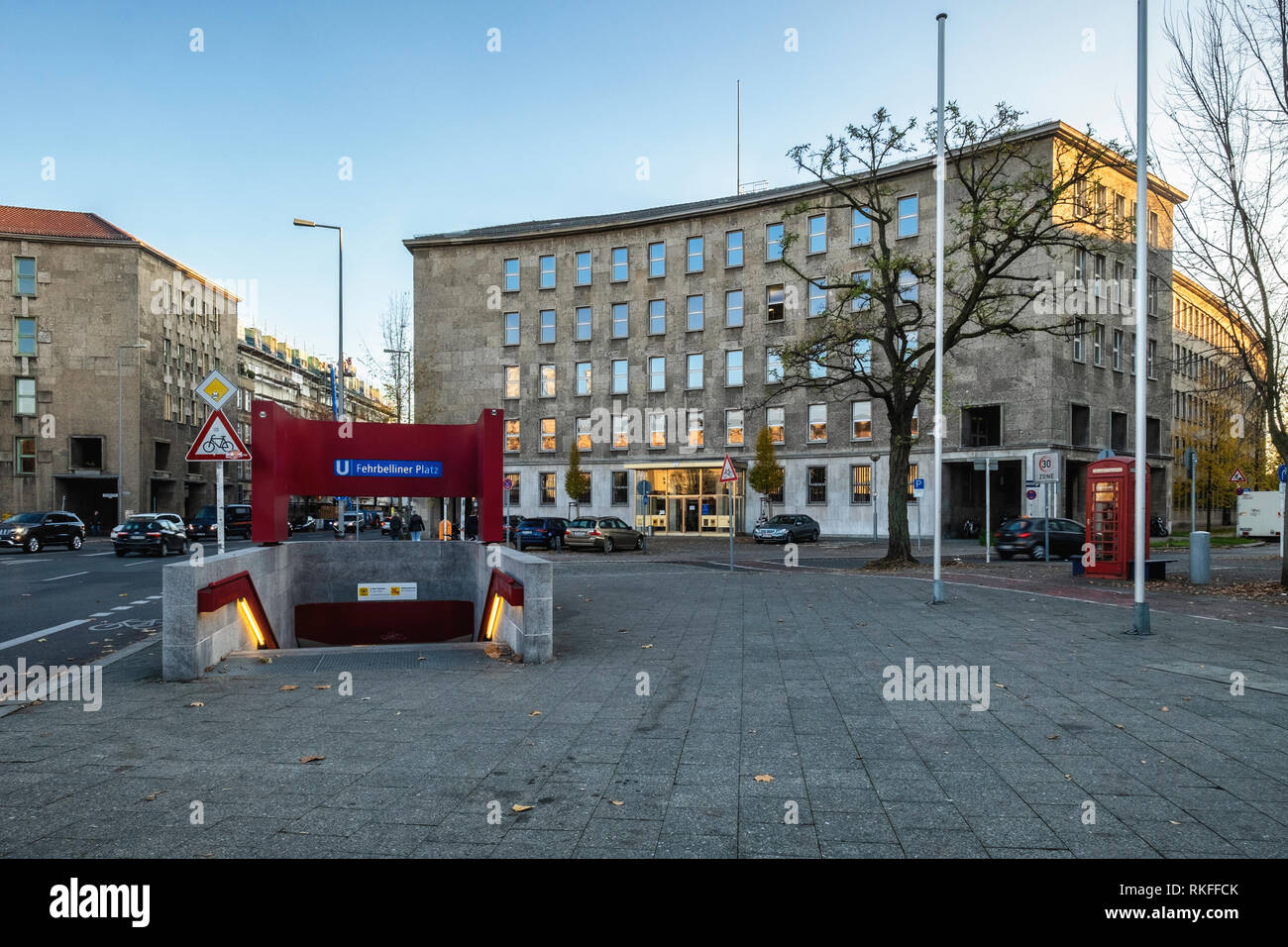 Berlino quartiere Wilmersdorf,Fehrbelliner Platz della U-Bahn metropolitana stazione ferroviaria ingresso e storico dell'epoca nazista edificio amministrativo Foto Stock