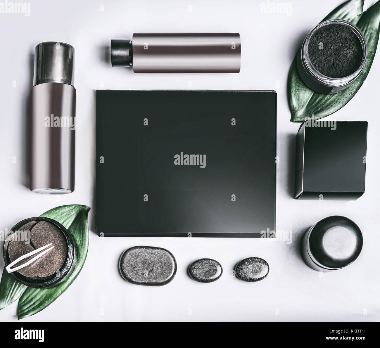 Bellezza nera box e vari nero e marrone prodotto cosmetico in vasetti e bottiglie di branding mock up. Patch dell'occhio. La mucina lumaca set cosmetico e char Foto Stock