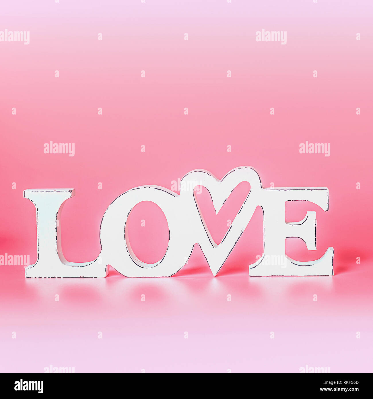 Amore astratto concetto con il bianco la parola amore a pastello sfondo rosa. Creatività romantica layout. Scheda di nozze. Spazio di copia Foto Stock