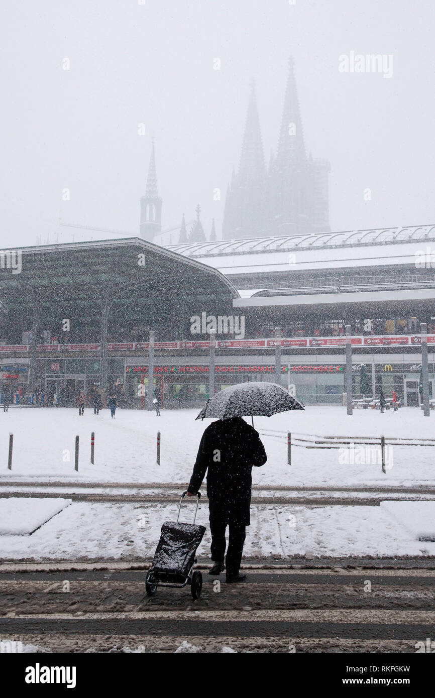 La nevicata a Breslauer square presso la stazione principale e sullo sfondo la cattedrale, neve, in inverno, Colonia, Germania. miglior Schneefall am Bresla Foto Stock