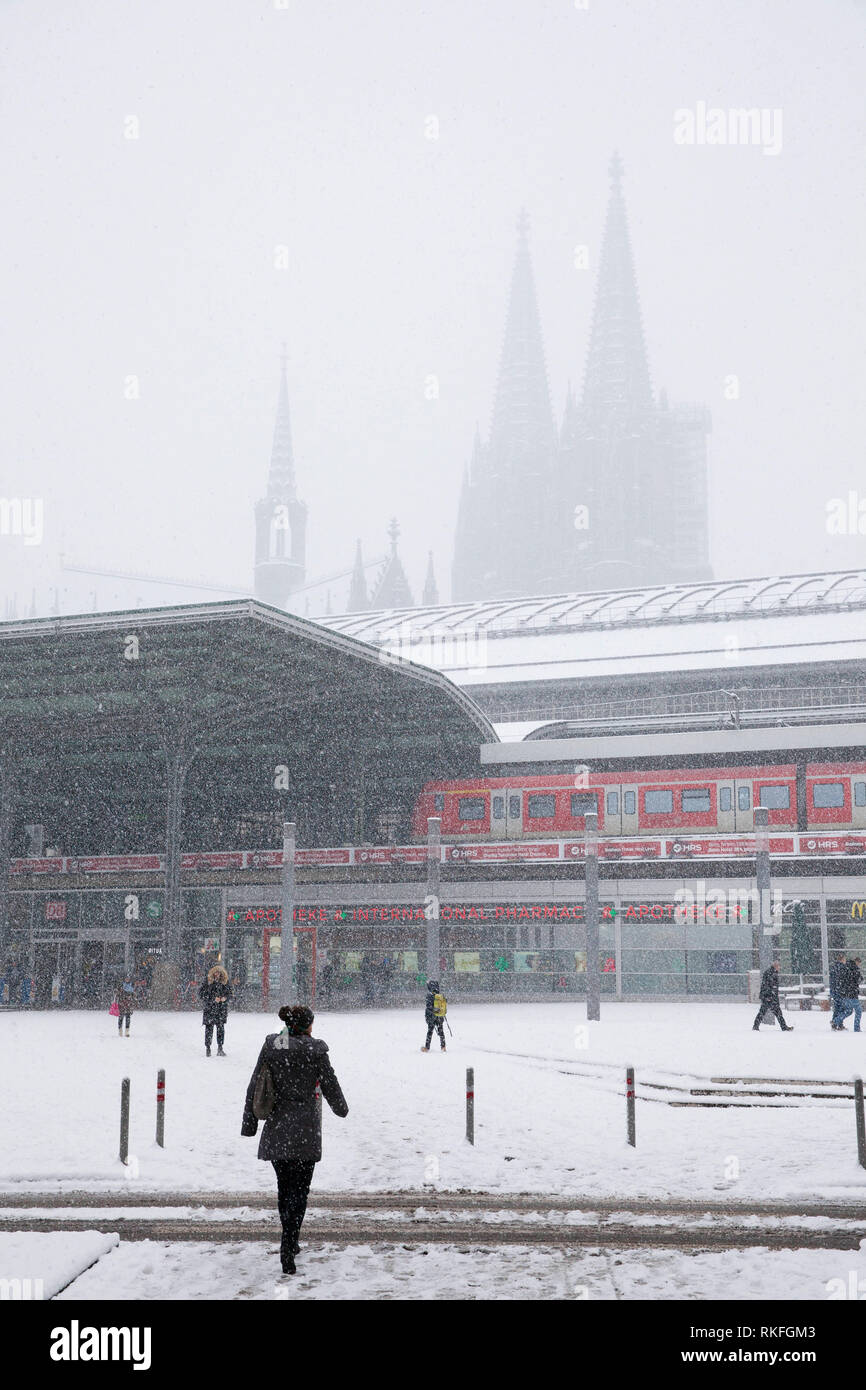 La nevicata a Breslauer square presso la stazione principale e sullo sfondo la cattedrale, neve, in inverno, Colonia, Germania. miglior Schneefall am Bresla Foto Stock