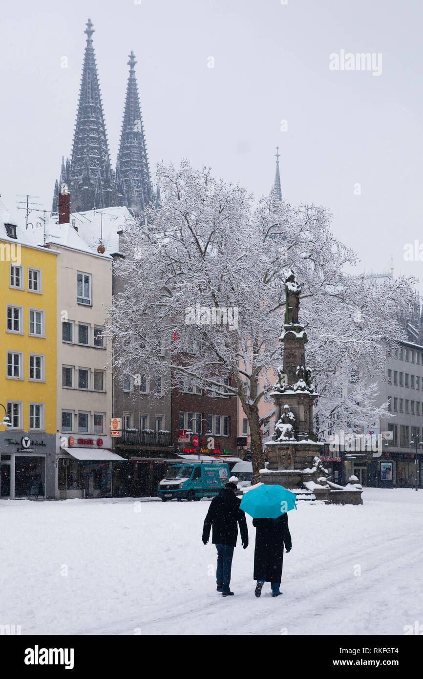 Il Mercato Vecchio con la gen-von-Werth fontana nella parte vecchia della città, vista della cattedrale, inverno, la neve, Colonia, Germania. Alter Markt mit de Foto Stock