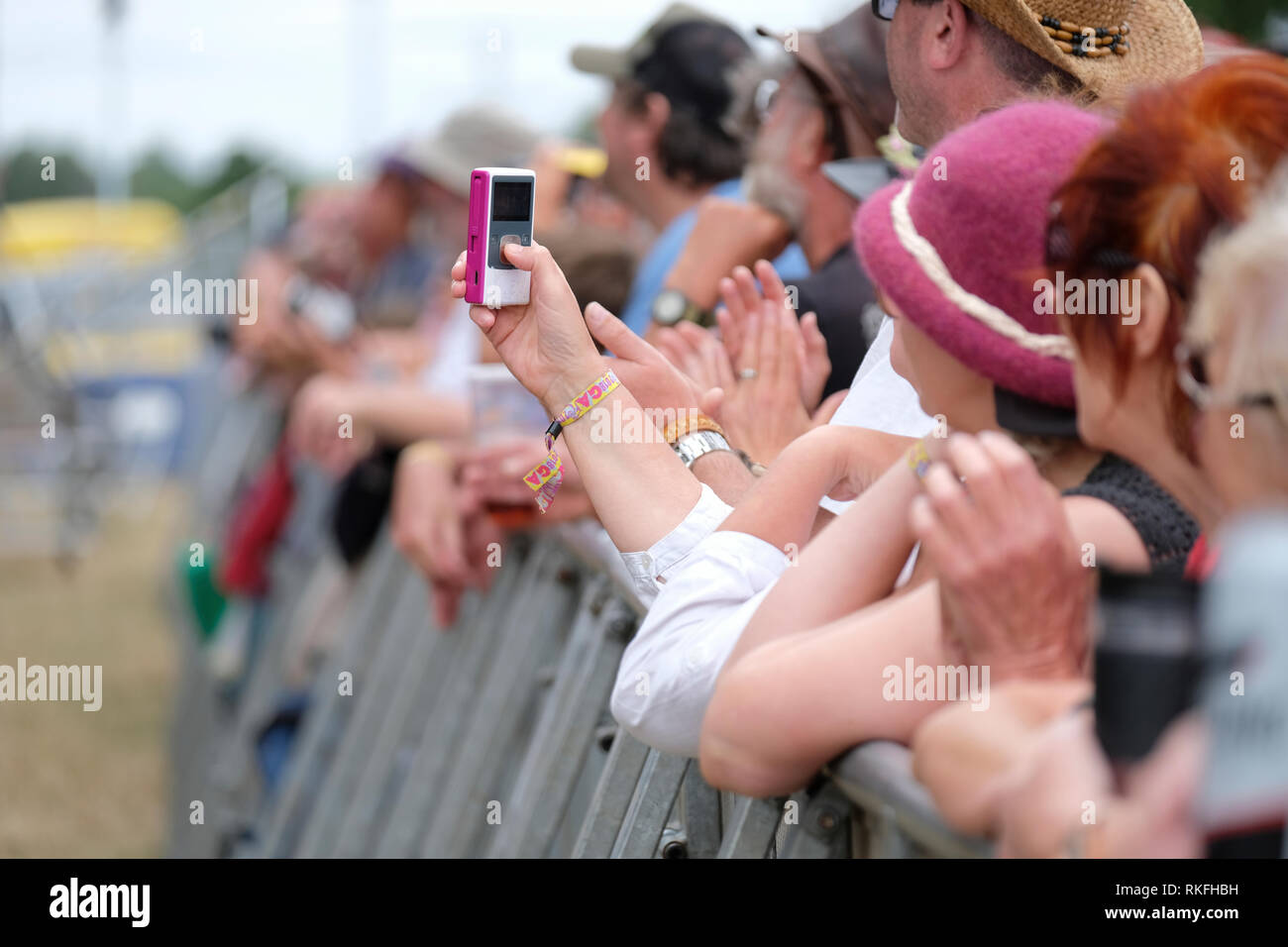 Festival registrazione goer una banda effettuando in corrispondenza di Fairport Cropredy della convenzione, Inghilterra, Regno Unito. Agosto 11, 2018 Foto Stock