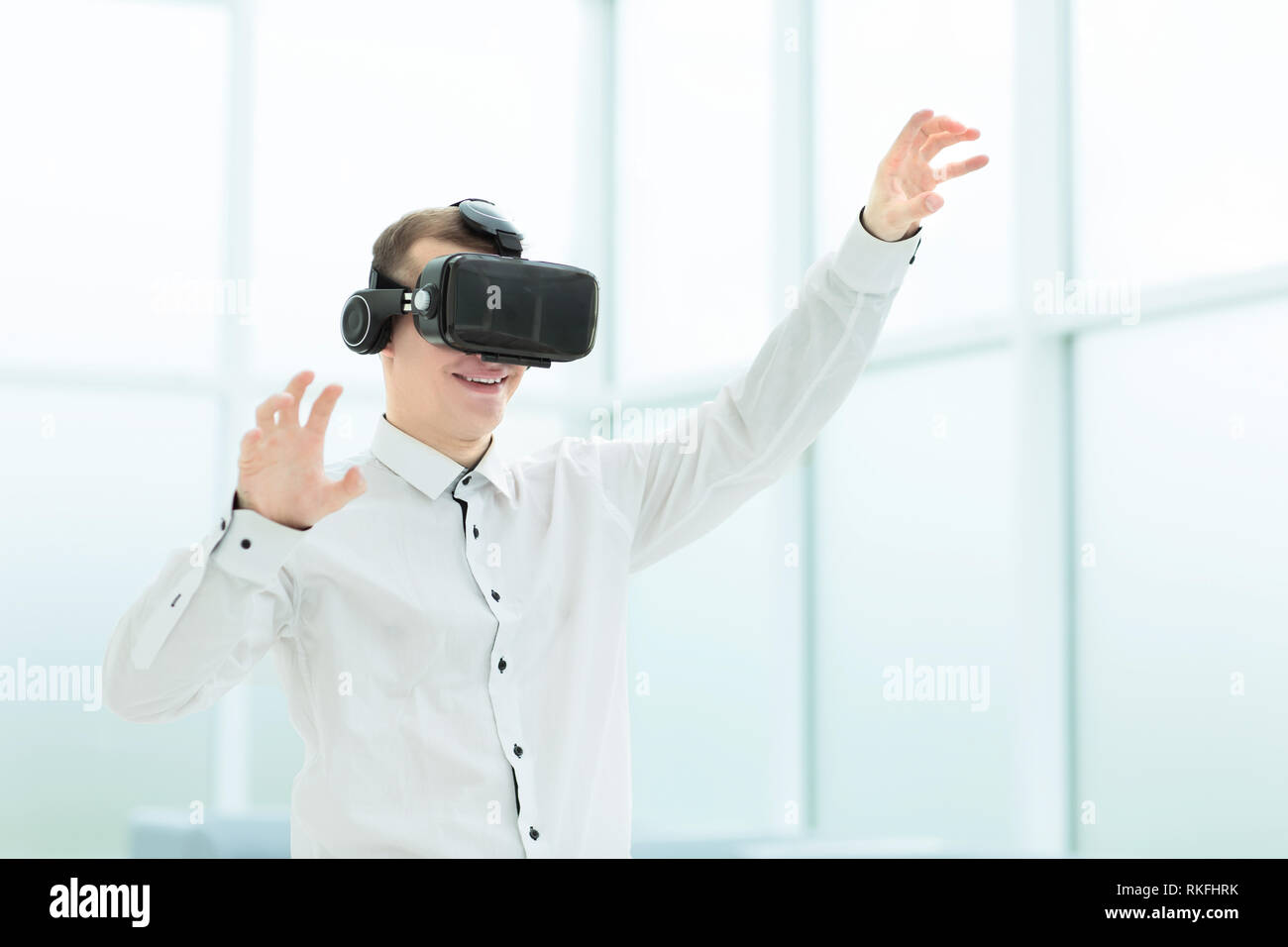 Giovane imprenditore in realtà virtuale occhiali. Persone e tecnologia Foto Stock