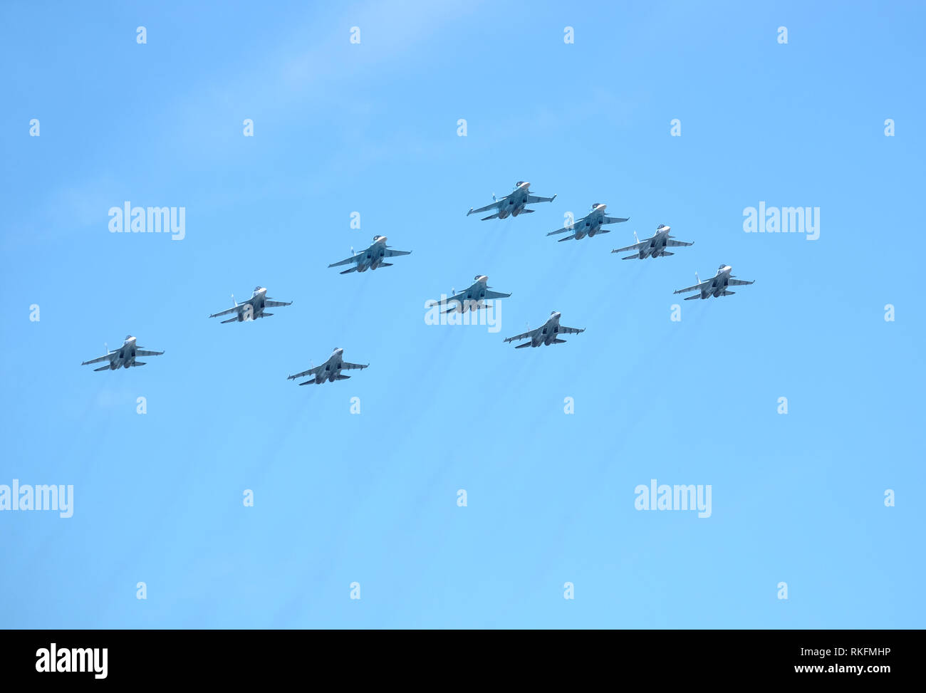 Gruppo di militari russi supersonic ad alta altitudine interceptor SU-34, Su-35, Su-30SM mostra la figura Tactical ala in volo nel cielo blu su parade Foto Stock