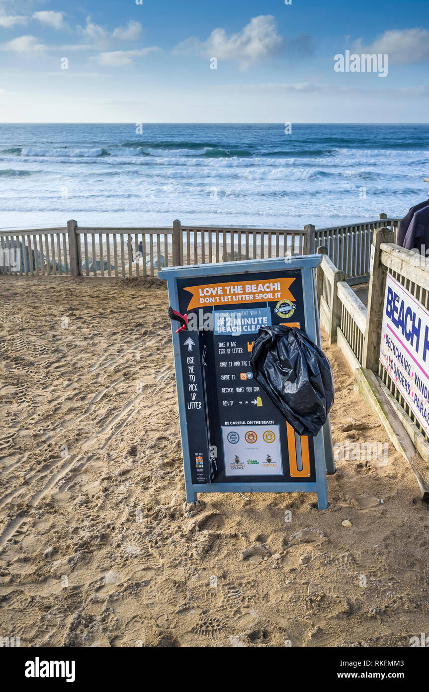 Un segno sulla Fistral Beach per incoraggiare le persone a fare un 2 minuto spiaggia pulita e pick up figliata. Foto Stock
