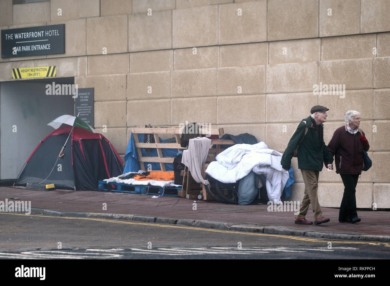 Le tende si accamparono i senzatetto nel centro città di Brighton e Hove East Sussex e la loro lotta per mantenere il caldo questo inverno pur essendo la forza per sle Foto Stock