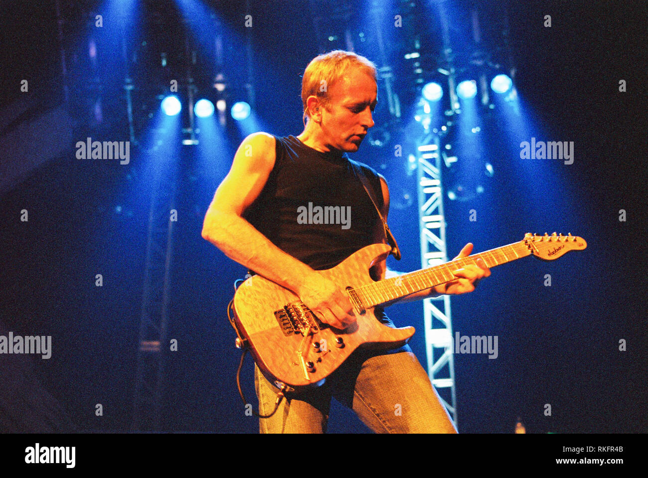 Phil Collen chitarrista solista nella banda Def Leppard esecuzione alla Brixton Academy 27 febbraio 2003, Londra, Inghilterra, Regno Unito. Foto Stock