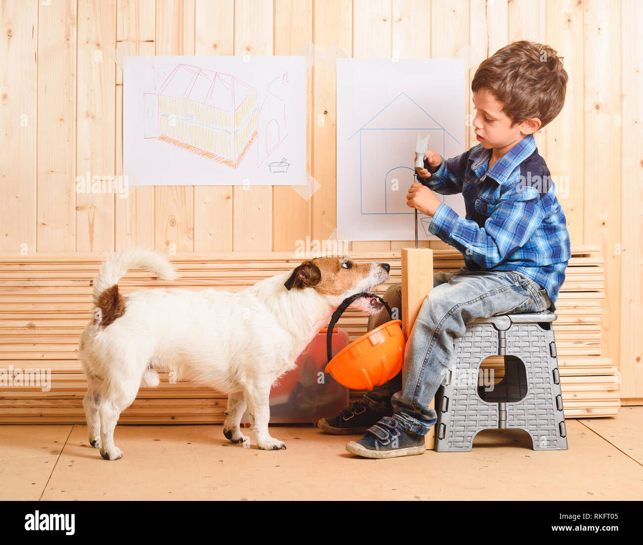 Precauzioni di sicurezza concetto con il cane che trasportano hardhat di builder Foto Stock