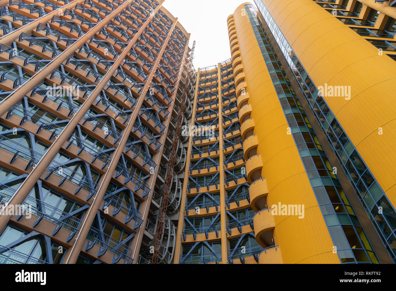 Frammento della facciata di un edificio moderno con strutture in metallo Foto Stock