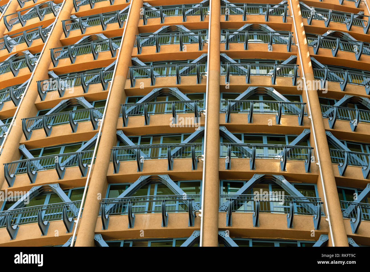 Frammento della facciata di un edificio moderno con strutture in metallo Foto Stock