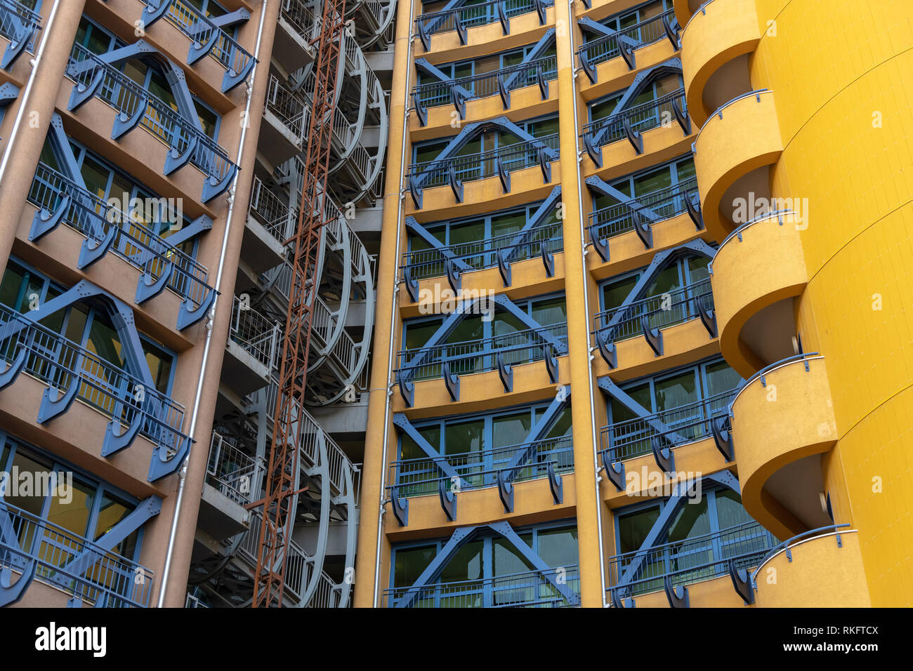 Frammento della facciata di un edificio moderno con strutture in metallo Foto Stock