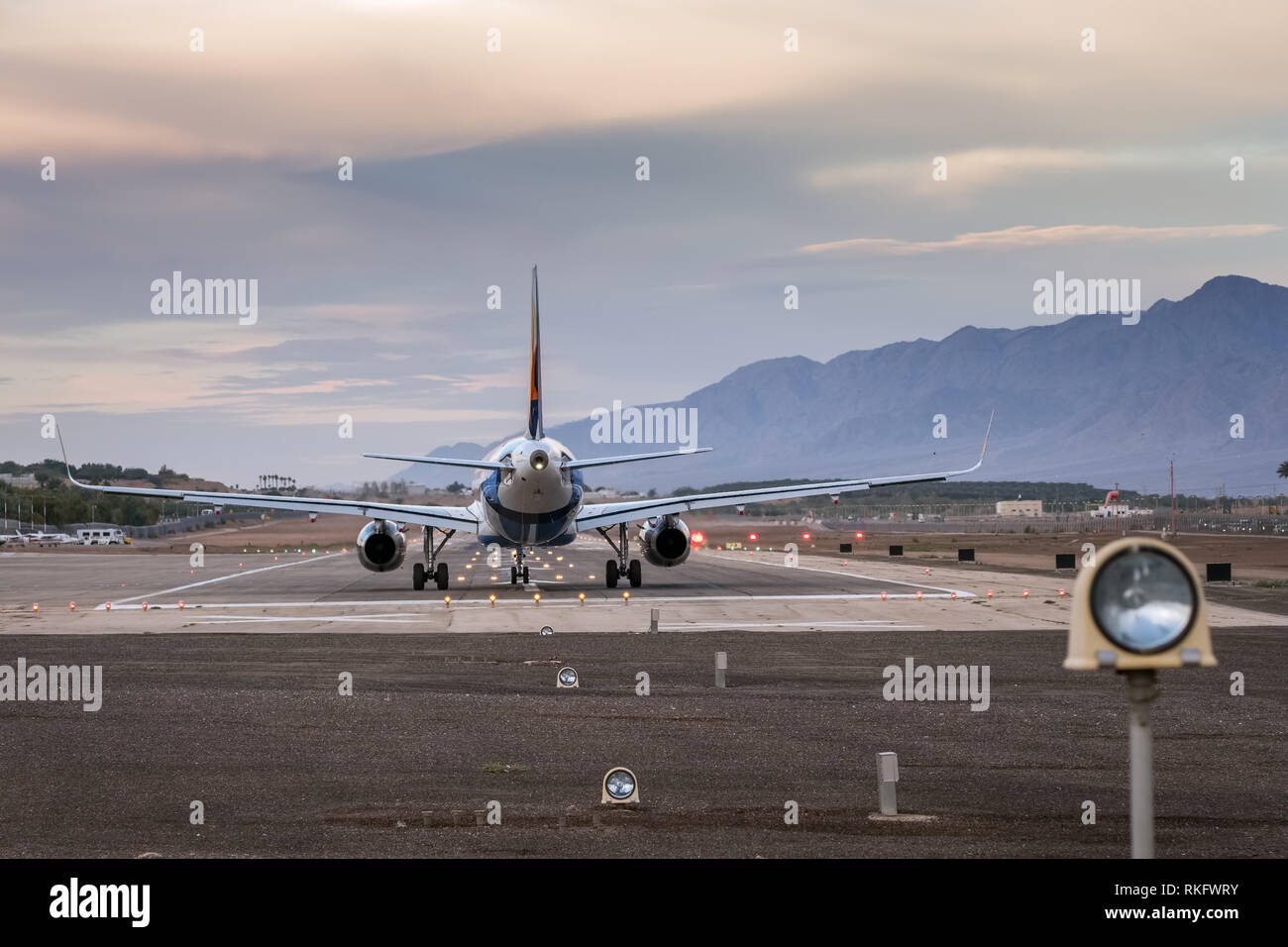 Aereo passeggeri sulla pista in Aeroporto di Eilat, Israele Foto Stock
