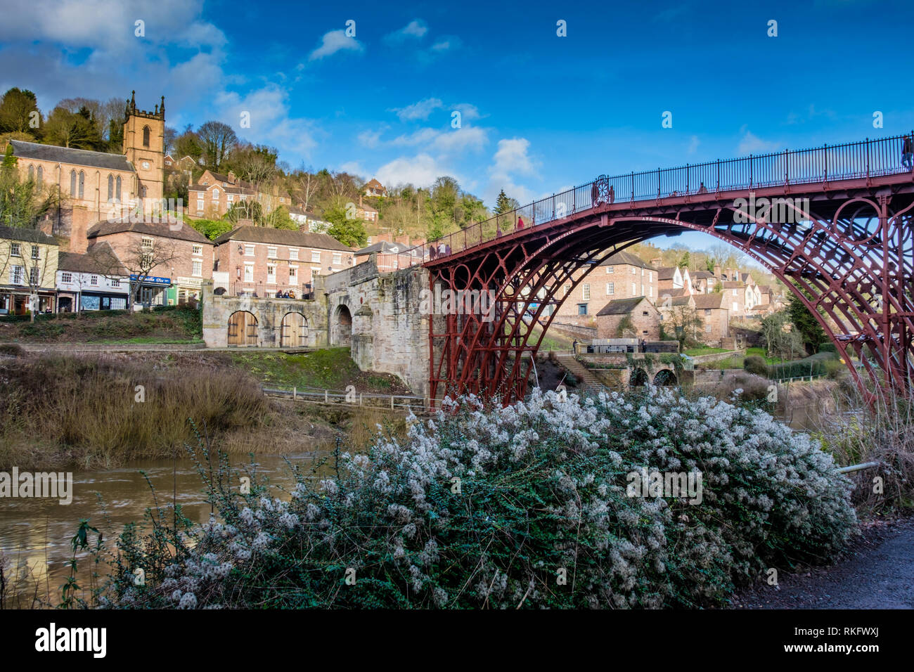 San Luca la chiesa sopra il ponte di ferro che attraversano il fiume Severn in Ironbridge Gorge, Ironbridge, Shropshire Foto Stock