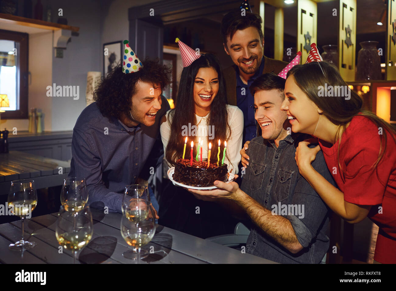 Gruppo di amici festeggia il compleanno a casa Foto Stock