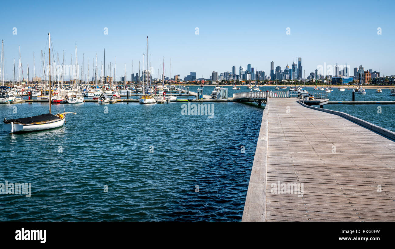 St Kilda marina piena di barche vista dal molo e dello Skyline di Melbourne in background in Saint Kilda Melbourne Victoria Australia Foto Stock