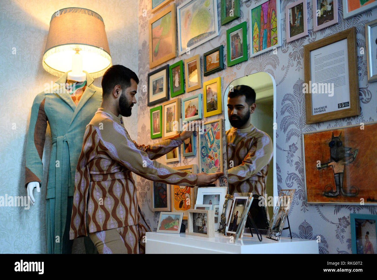 Rahemur Rahman con la sua installazione realizzata in Bangladesh, in corrispondenza di una foto chiamata per installazioni create da designer che rappresentano 16 paesi per la moda internazionale vetrina a Somerset House di Londra. Foto Stock