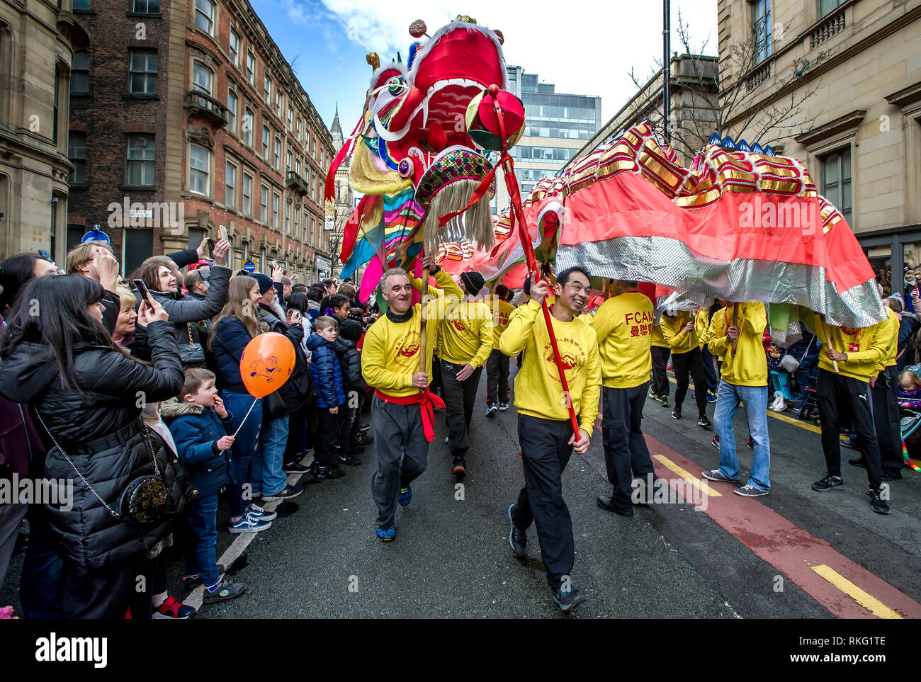 Il Drago annuale sfilata per le strade di Manchester, Regno Unito, per celebrare il nuovo anno cinese del maiale. Migliaia di persone rivestite le strade per Foto Stock