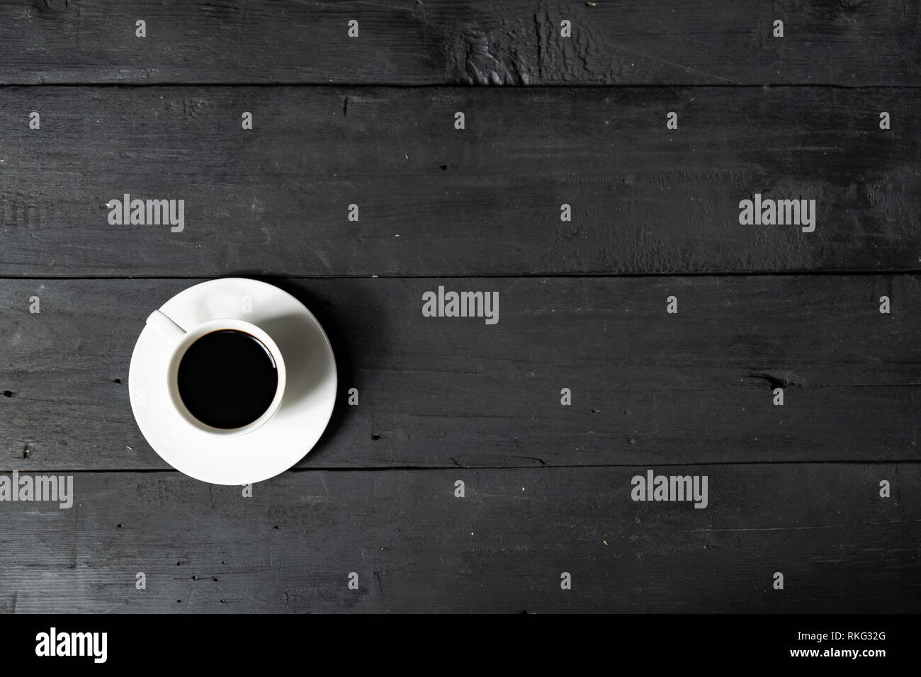 Tazza di caffè espresso, vista dall'alto. Appartamento in stile laici immagine del caffè su black distressed Sfondo legno Foto Stock