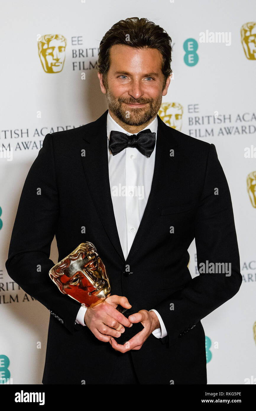 Bradley Cooper pone backstage presso il British Academy Film Awards di domenica 10 febbraio 2019 presso la Royal Albert Hall di Londra. Bradley Cooper con il suo premio per la migliore musica originale. Foto di Julie Edwards. Foto Stock