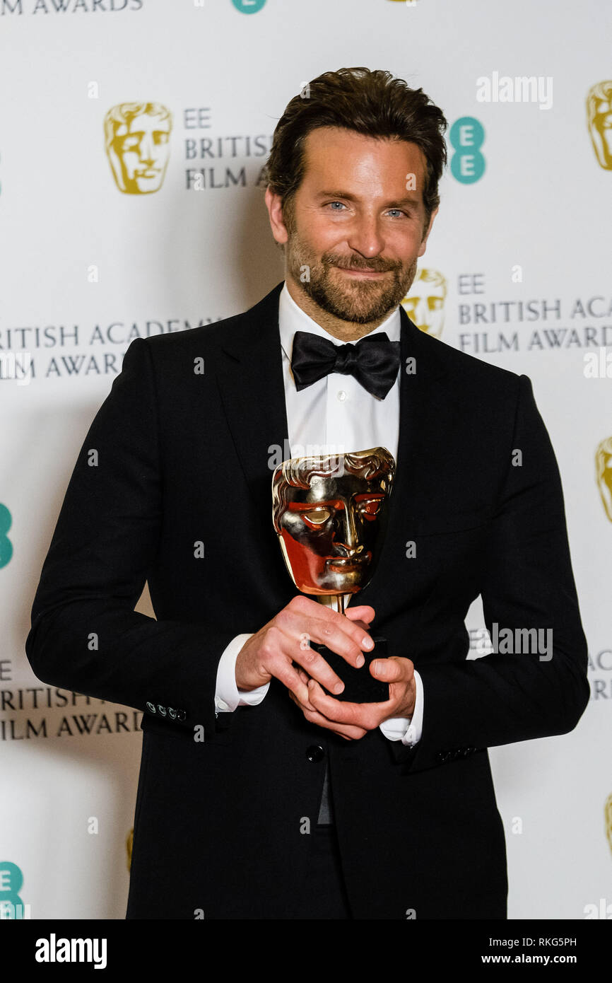 Bradley Cooper pone backstage presso il British Academy Film Awards di domenica 10 febbraio 2019 presso la Royal Albert Hall di Londra. Bradley Cooper con il suo premio per la migliore musica originale. Foto di Julie Edwards. Foto Stock
