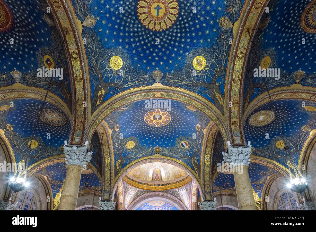 Vista interna della Chiesa di tutte le Nazioni o la Basilica dell Agonia sul Monte degli Ulivi, accanto ai giardini del Getsemani in Gerusalemme, Israele Foto Stock