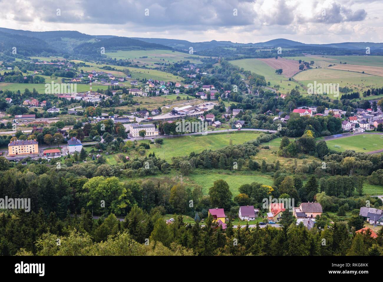 Szczytna town in Central Sudetes mountains, Bassa Slesia voivodato di Polonia - vista dal monte Szczytnik. Foto Stock
