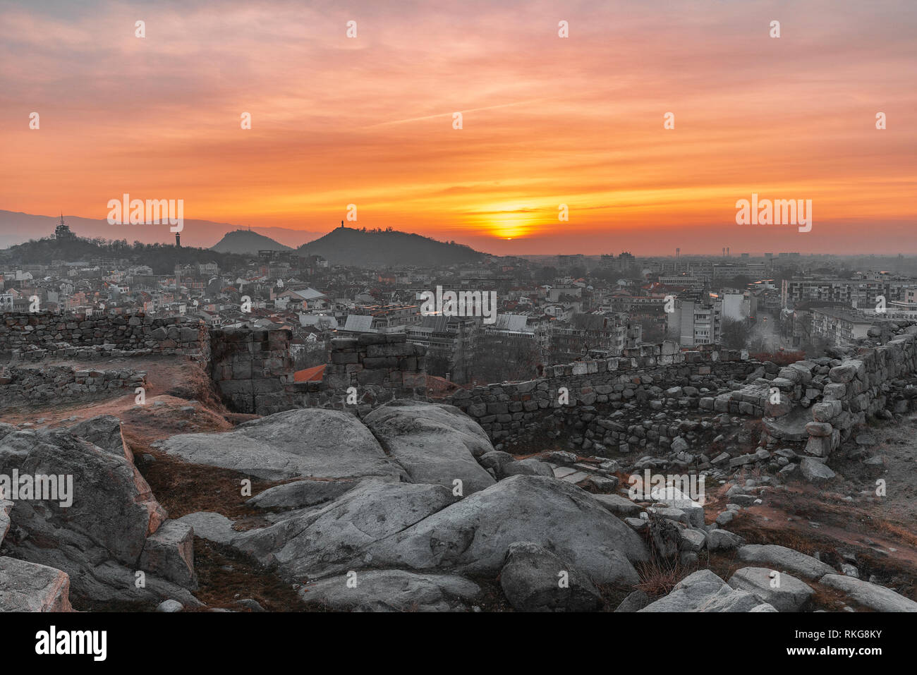 Ultimi raggi di sole sulla città di Plovdiv durante il tramonto, foto panoramica da Nebet Tepe hill. La Bulgaria. Europa Foto Stock