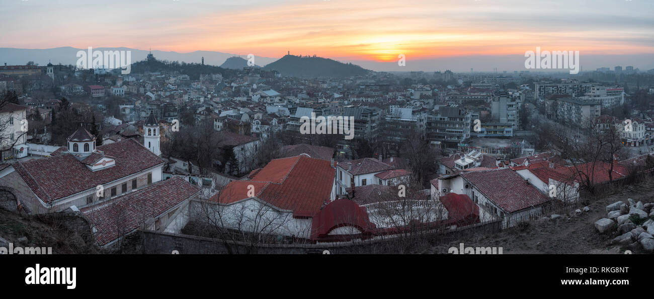 Ultimi raggi di sole sulla città di Plovdiv durante il tramonto, Vista panoramica da una delle colline della città - 'Nebet Tepe' Bulgaria, Europa Foto Stock