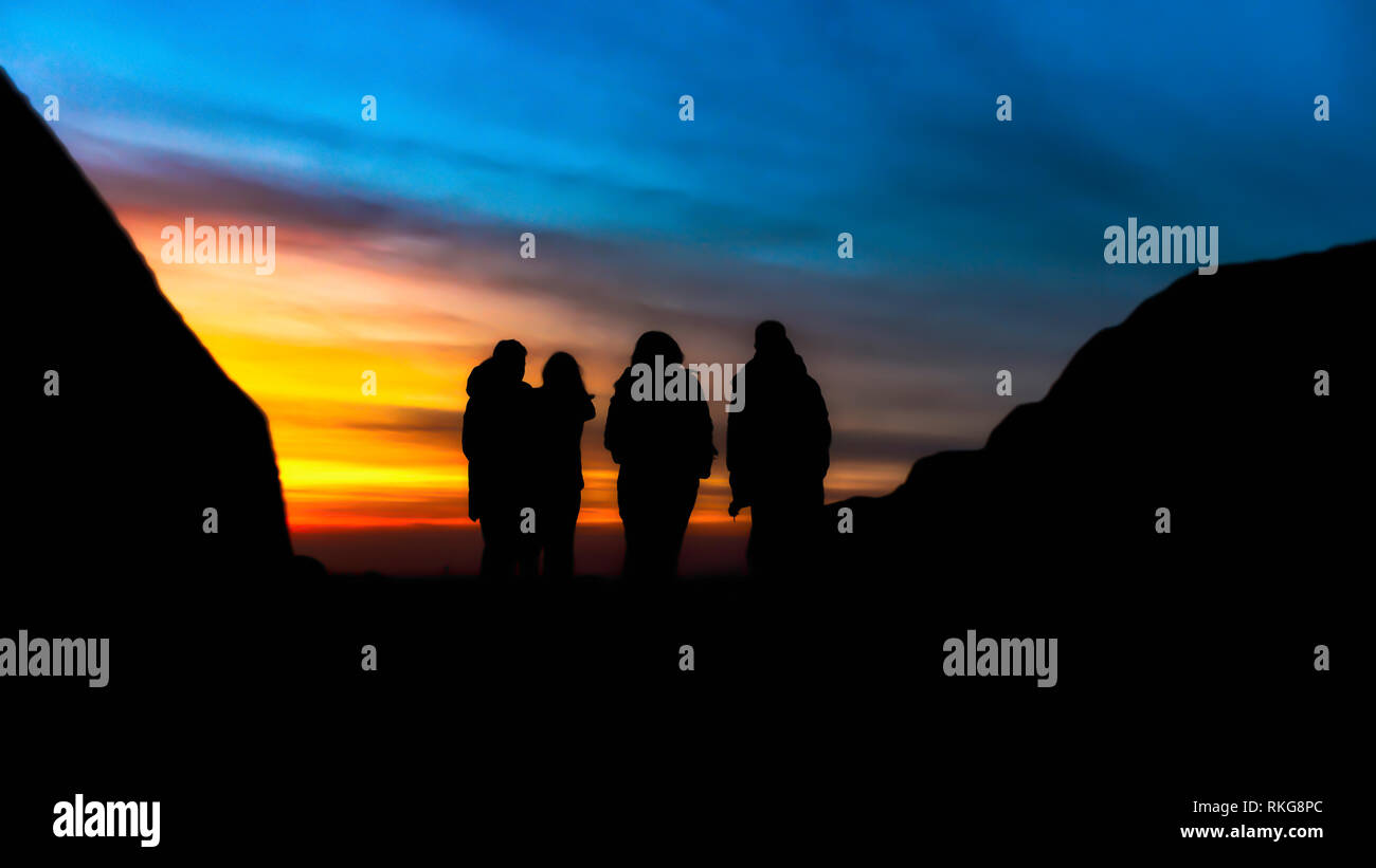 Silhouette di popoli a guardare il tramonto in città di Plovdiv, Bulgaria Foto Stock