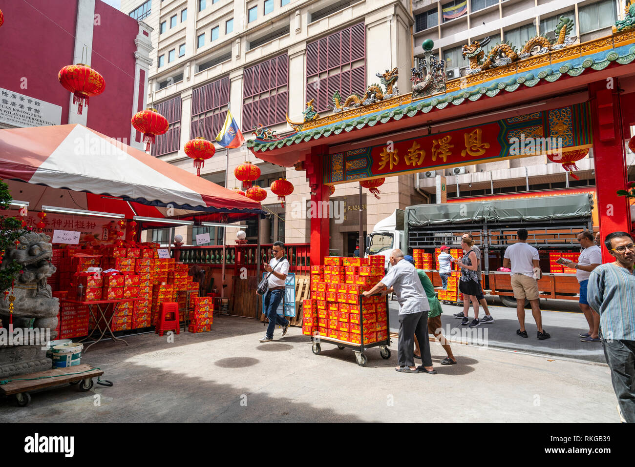 Kuala Lumpur, Malesia. Gennaio 2019. La vendita di arance in Guan Di tempio Foto Stock