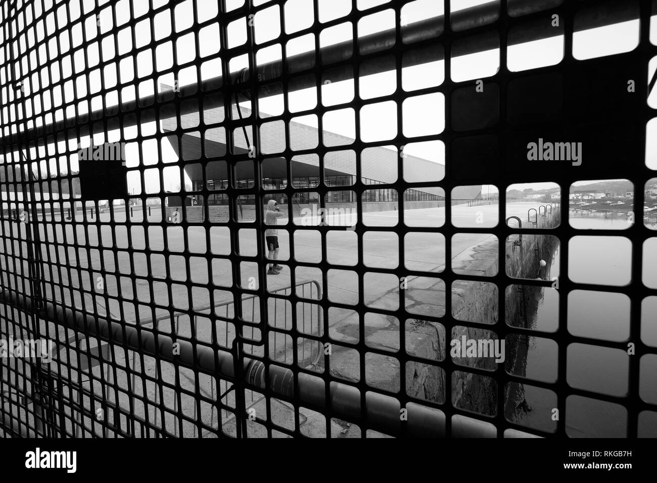 Vista del supermercato Asda attraverso il cancello di sicurezza Hayle Cornwall Inghilterra Foto Stock