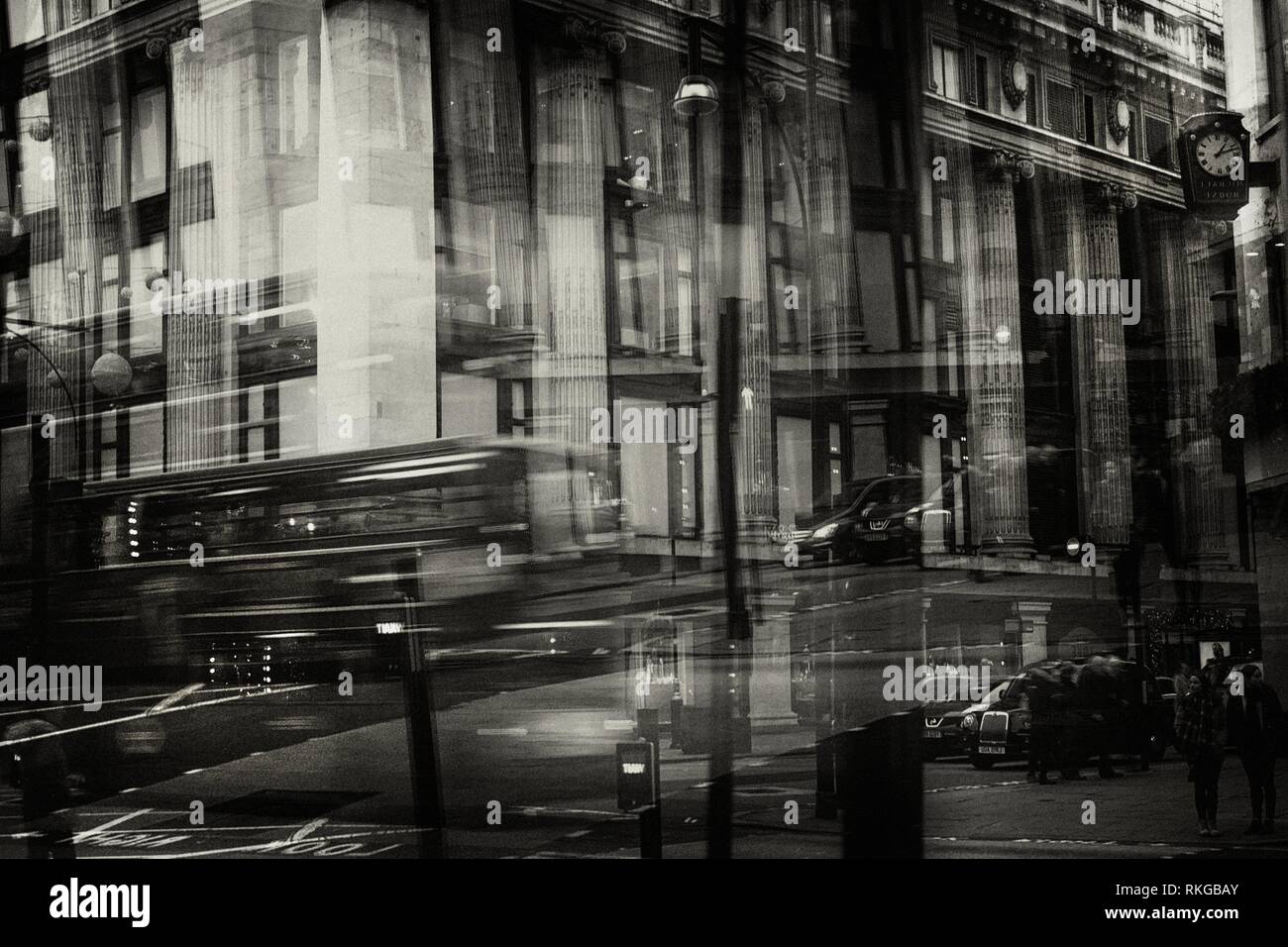 Scena di strada di Oxford Street tra traffico, bus, taxi, persone. Londra, Inghilterra. Foto Stock