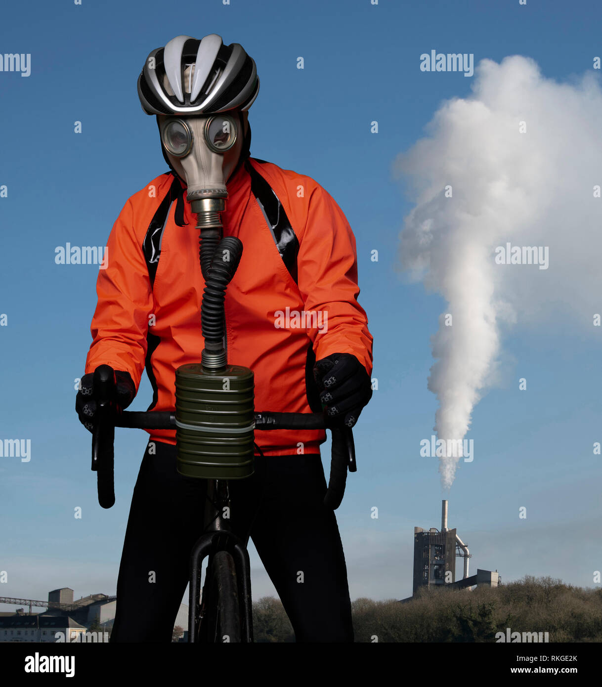 Un ciclista in un mondo inquinato Foto Stock