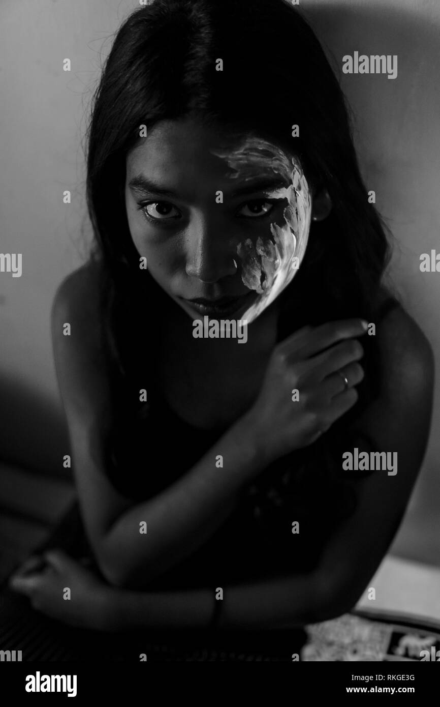 Close-Up Ritratto di giovane donna con la faccia della vernice. Foto Stock