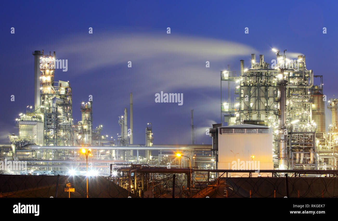 Industria petrolifera e del gas - Raffineria di twilight - Fabbrica - impianto petrolchimico Foto Stock