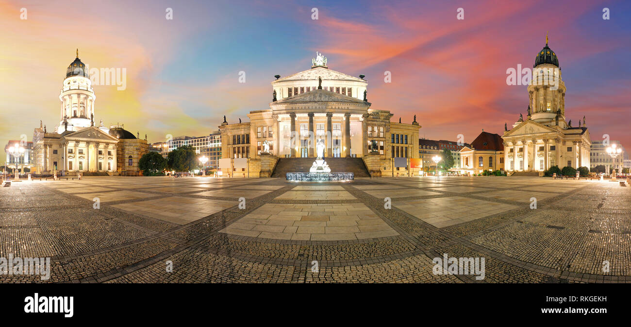 Gendarmenmarkt Berlin (Mercato Gendarmen) Panorama, famoso monumento di Berlino in Germania a giornata soleggiata con cielo blu Foto Stock