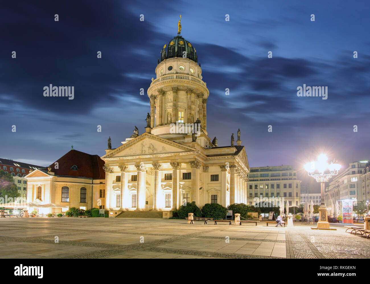 Nuova chiesa (Deutscher Dom o Cattedrale Tedesca) sulla Gendarmenmarkt di sera Foto Stock