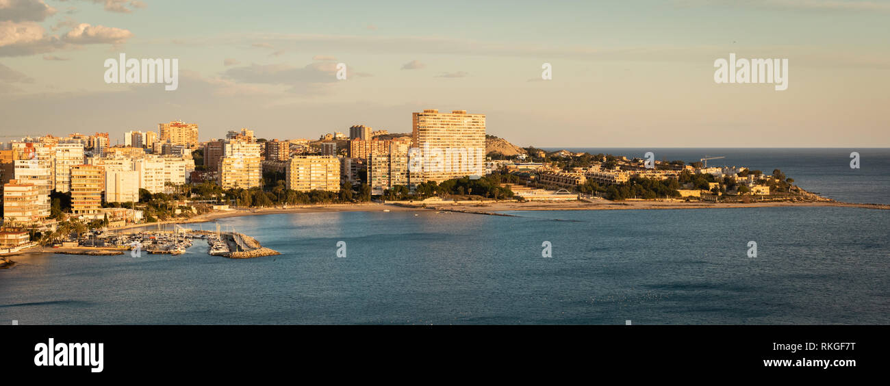 Vista panoramica della Playa de San Juan Alicante, Spagna. Durante il tramonto dorato. Foto Stock