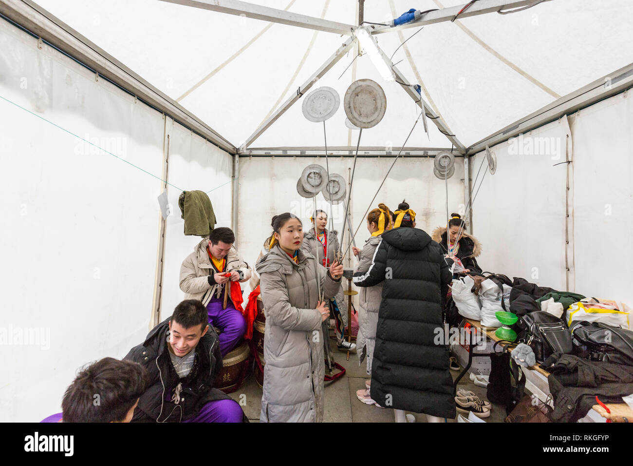 © Chris - Boll. 10/2/19, Manchester , Regno Unito. Il Capodanno cinese viene festeggiato in Manchester oggi (domenica 10 Feb 2019). Il drago annuale parata da ha avuto luogo da Albert Square a Chinatown per l'anno cinese del maiale. Ballerini e musicisti si sono uniti due draghi di grandi dimensioni come la sfilata ha fatto il suo modo attraverso la folla nel centro della citta'. Gli artisti interpreti o esecutori attendere dietro le quinte. Photo credit: CHRIS BULL Foto Stock