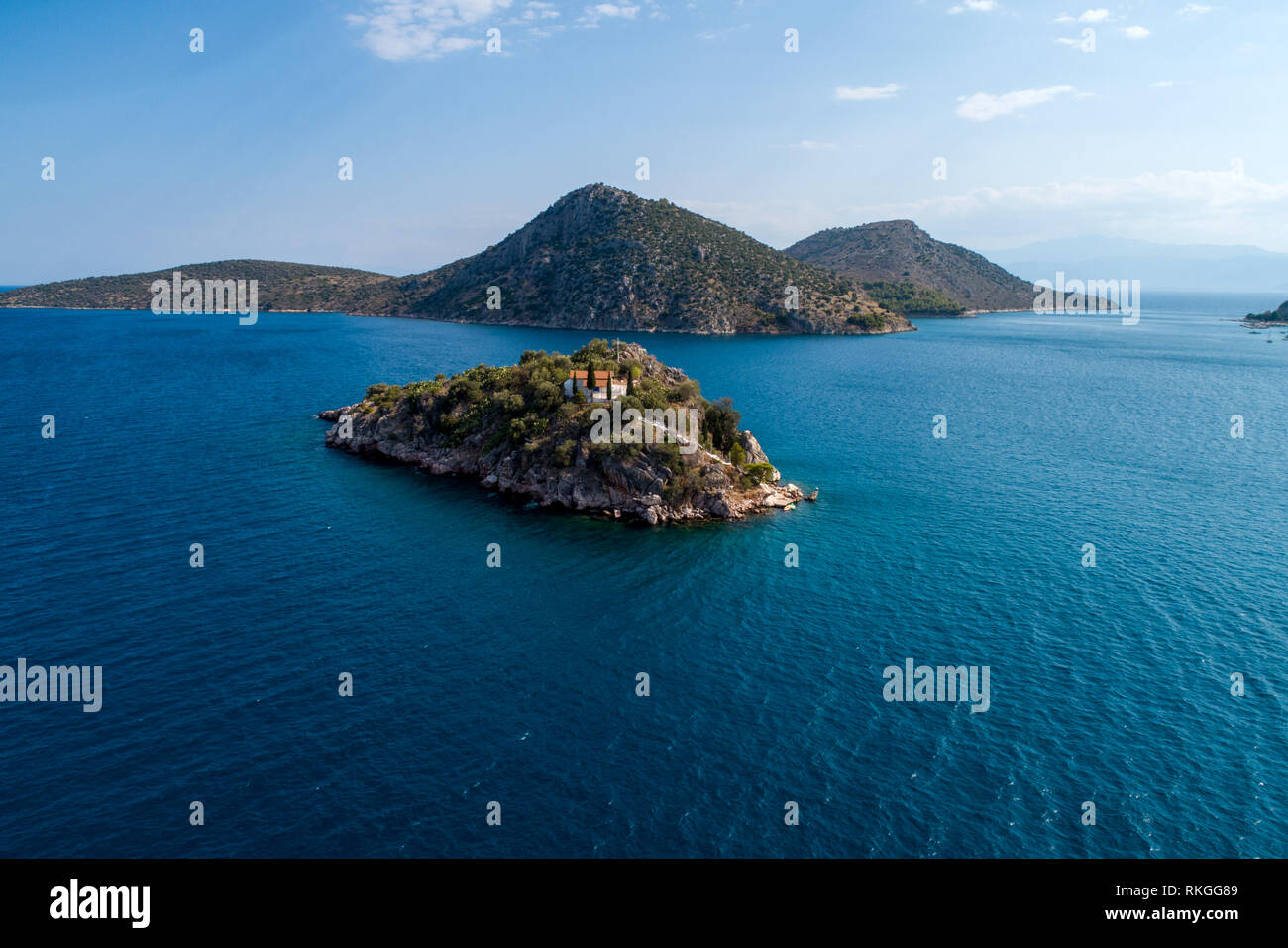 Vista aerea di Isola Koronisi vicino tolo di Argolide nel Peloponneso, Grecia. Sull'isola c'è una cappella di "Agioi Apostoloi" Foto Stock