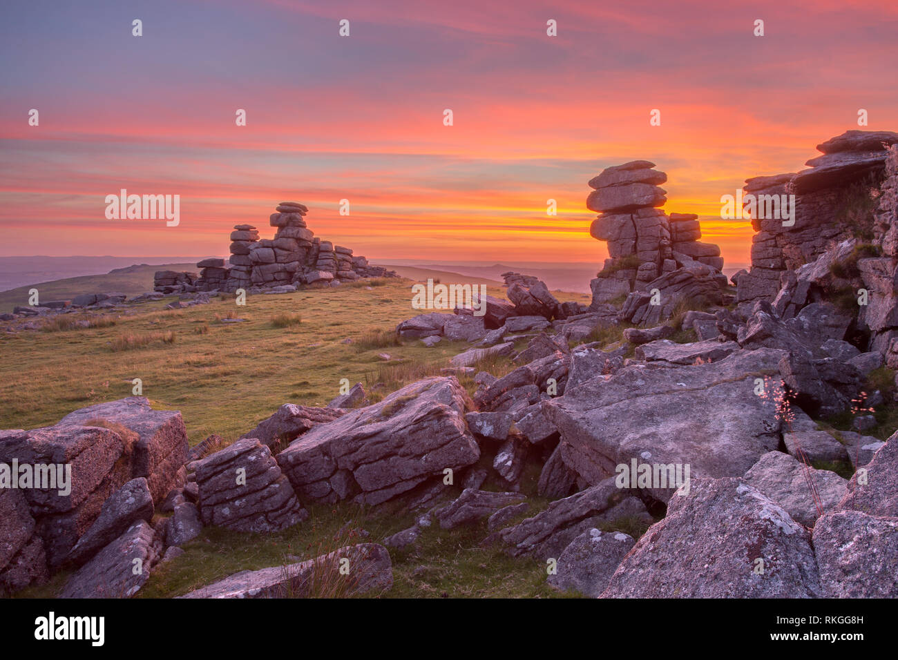 Vivid tramonto da pinzare tor parco nazionale di Dartmoor Devon UK Foto Stock