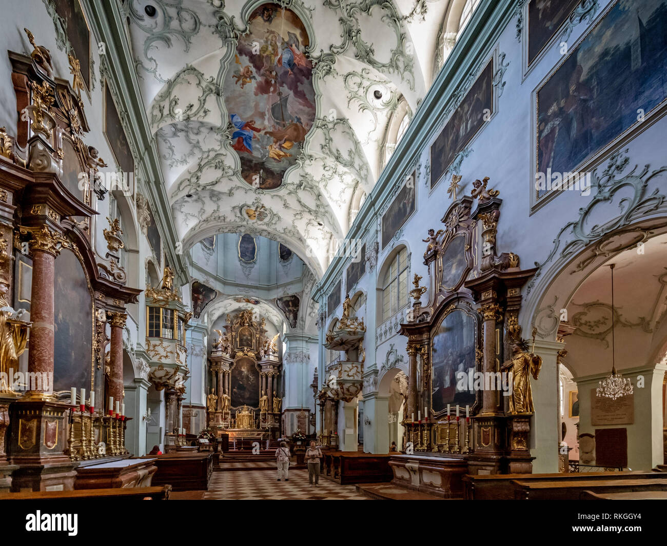 Altare e l interno della Basilica di San Pietro Abbazia Stift San Pietro, chiesa cattolica a Salisburgo, Austria, Europa Foto Stock