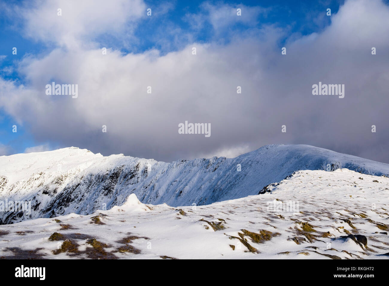 Vista di Mt Snowdon vertice da Rhyd Ddu percorso in inverno la neve nelle montagne del Parco Nazionale di Snowdonia. Gwynedd, il Galles del Nord, Regno Unito, Gran Bretagna Foto Stock