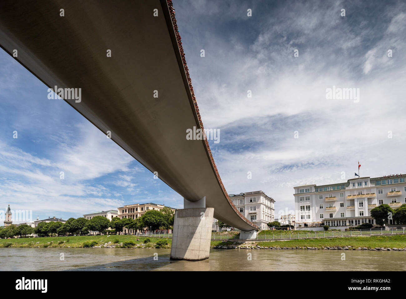 Vela sotto il ponte Makartsteg su un viaggio in barca, Salisburgo, Austria Foto Stock