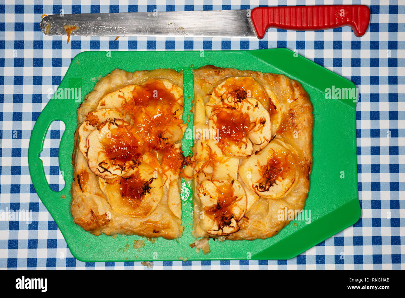 In casa crostata di mele con marmellata di arance Foto Stock