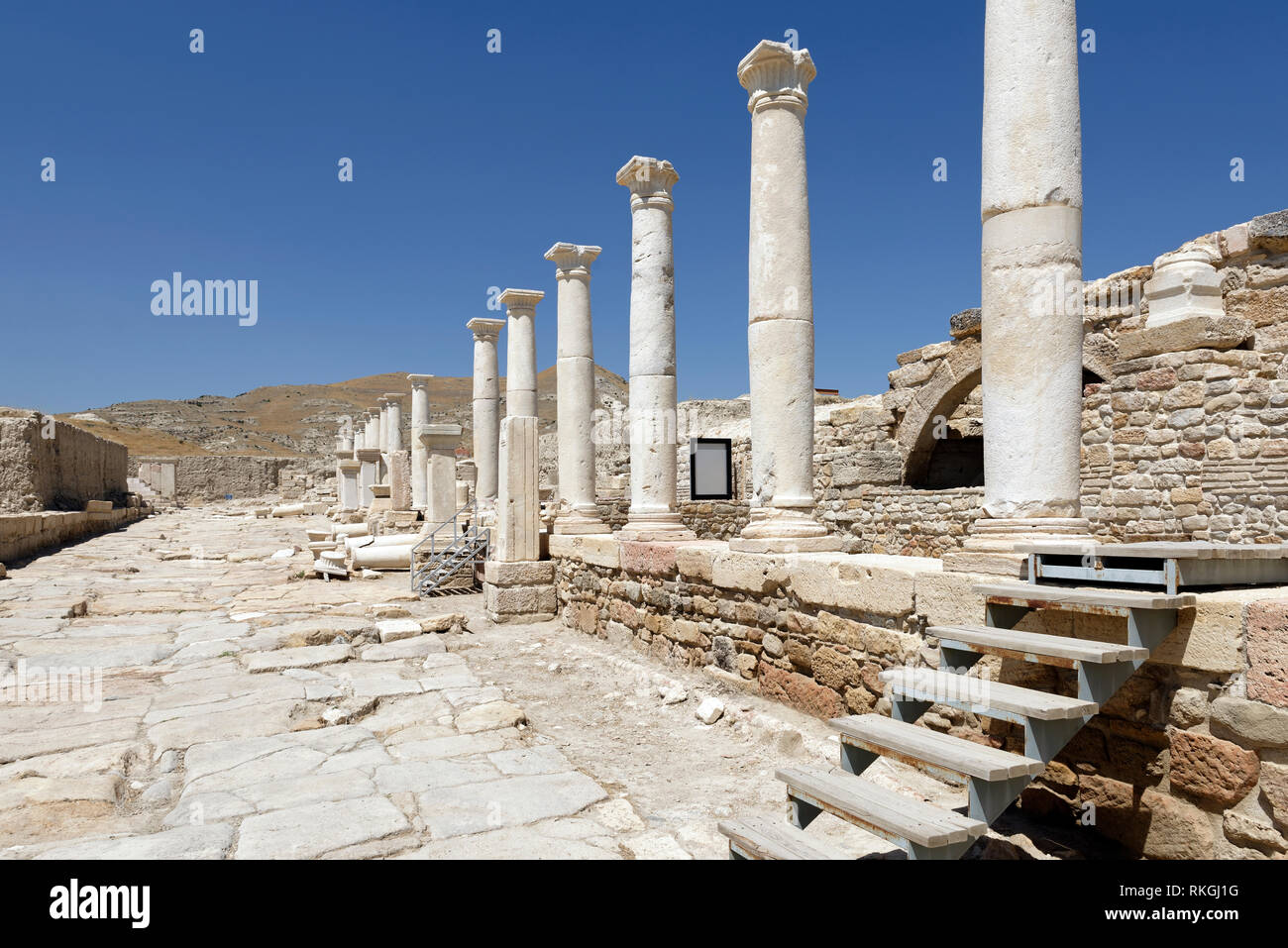 Hierapolis Street, una delle principali arterie della città antica, Tripolis sul meandro, Yenicekent, Turchia. La strada è adiacente al tardo romana Agora. Foto Stock